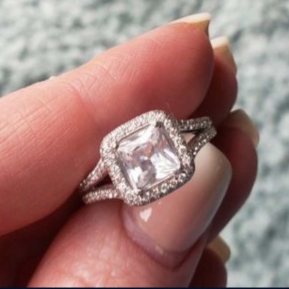 14k White Gold 1.5c white sapphire ring withdiamond setting. Worn a few times.
